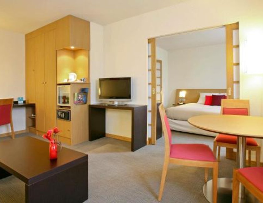 Suite con cama grande del hotel Novotel Setubal. Foto 12