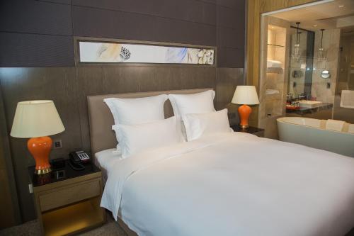 Habitación Executive con cama extragrande del hotel Pullman Shishi Mattison. Foto 1