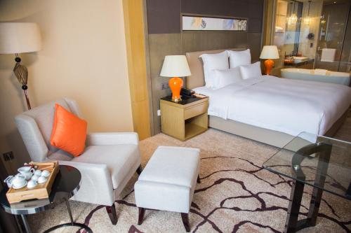 Habitación Superior con cama extragrande del hotel Pullman Shishi Mattison. Foto 2