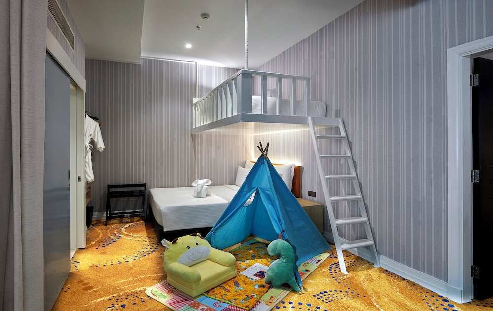 APARTAMENTO DE 2 DORMITORIOS, 1 CAMA KING SIZE, 2 CAMAS INDIVIDUALES del hotel Pullman Kuala Lumpur City Centre and Residences. Foto 1