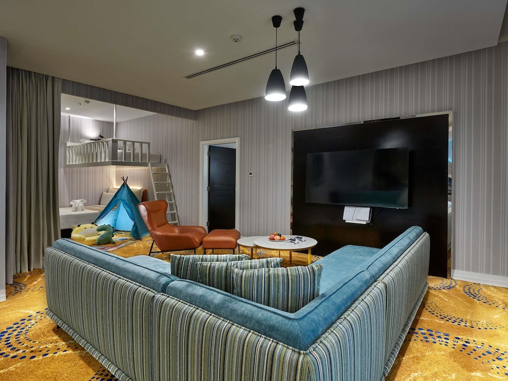 APARTAMENTO DE 2 DORMITORIOS, 1 CAMA KING SIZE, 2 CAMAS INDIVIDUALES del hotel Pullman Kuala Lumpur City Centre and Residences. Foto 2