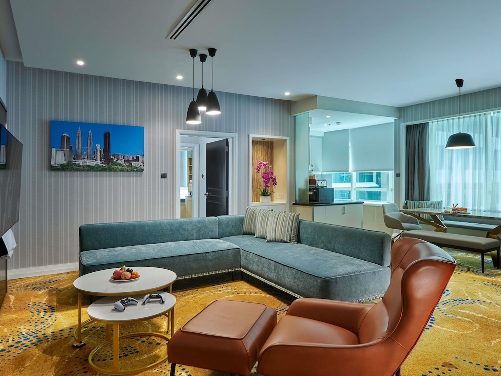 APARTAMENTO DE 2 DORMITORIOS, 1 CAMA KING SIZE, 2 CAMAS INDIVIDUALES del hotel Pullman Kuala Lumpur City Centre and Residences. Foto 10
