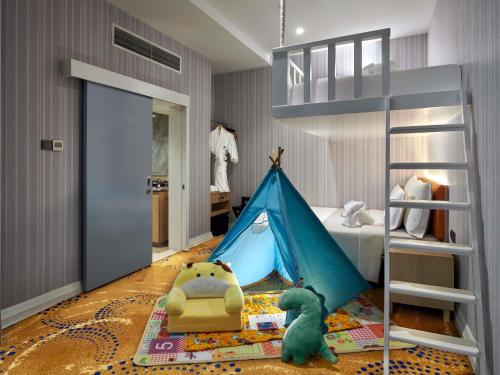 APARTAMENTO FAMILIAR DE 2 DORMITORIOS, 1 CAMA KING SIZE, 2 CAMAS INDIVIDUALES, 1 CAMA DE DOS PLANTAS TRIPLE del hotel Pullman Kuala Lumpur City Centre and Residences