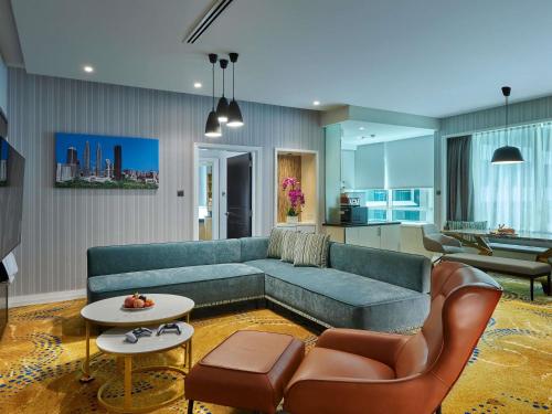 APARTAMENTO FAMILIAR DE 2 DORMITORIOS, 1 CAMA KING SIZE, 2 CAMAS INDIVIDUALES, 1 CAMA DE DOS PLANTAS TRIPLE del hotel Pullman Kuala Lumpur City Centre and Residences. Foto 1
