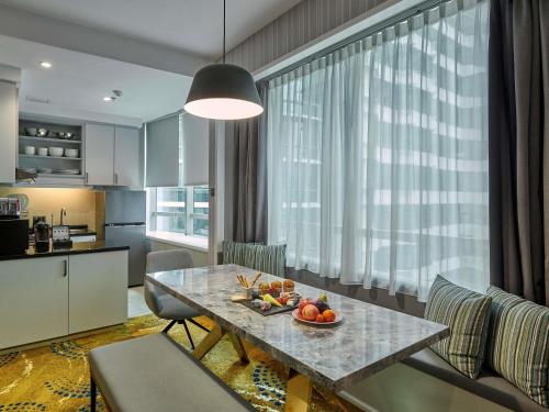 APARTAMENTO FAMILIAR DE 2 DORMITORIOS, 1 CAMA KING SIZE, 2 CAMAS INDIVIDUALES, 1 CAMA DE DOS PLANTAS TRIPLE del hotel Pullman Kuala Lumpur City Centre and Residences. Foto 2
