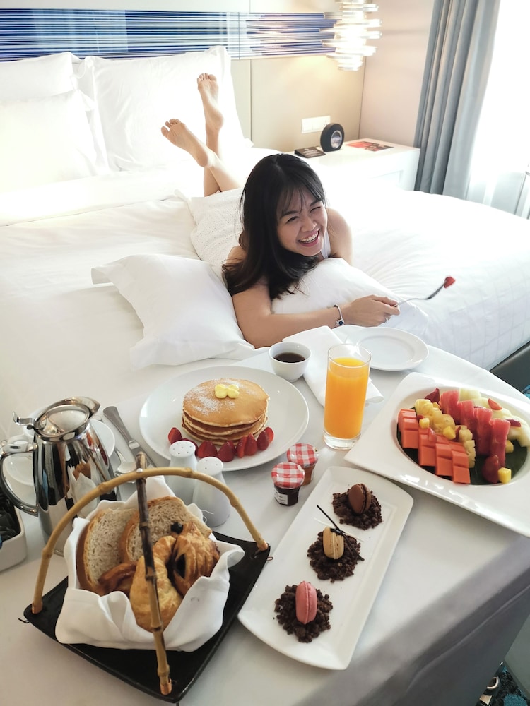 HABITACIÓN PREMIUM, 1 CAMA KING SIZE del hotel Pullman Kuala Lumpur City Centre and Residences. Foto 3