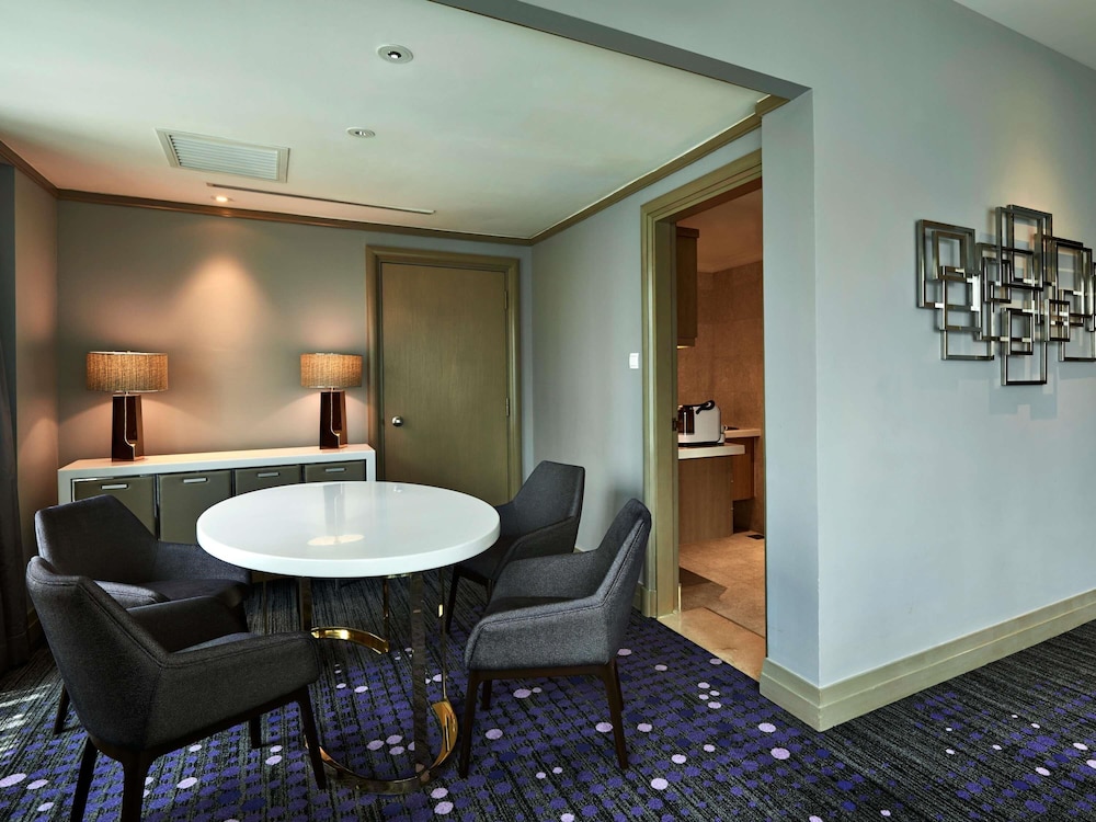 SUITE EJECUTIVA, ACCESO AL SALÓN CLUB, 1 CAMA KING SIZE del hotel Pullman Kuala Lumpur City Centre and Residences. Foto 4