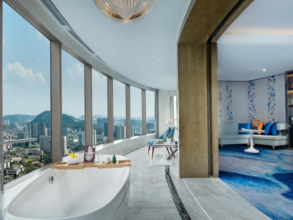 SUITE JUNIOR, 1 Cama King Size, Vistas al Río del hotel Sofitel Guiyang Hunter. Foto 1