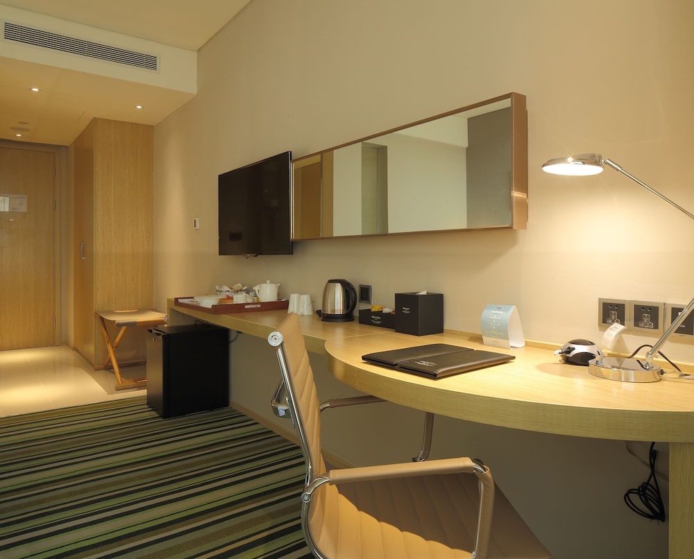 Habitación Superior con Vistas al Lago y 1 Cama Queen del hotel Mercure Nanchang Sunac. Foto 1