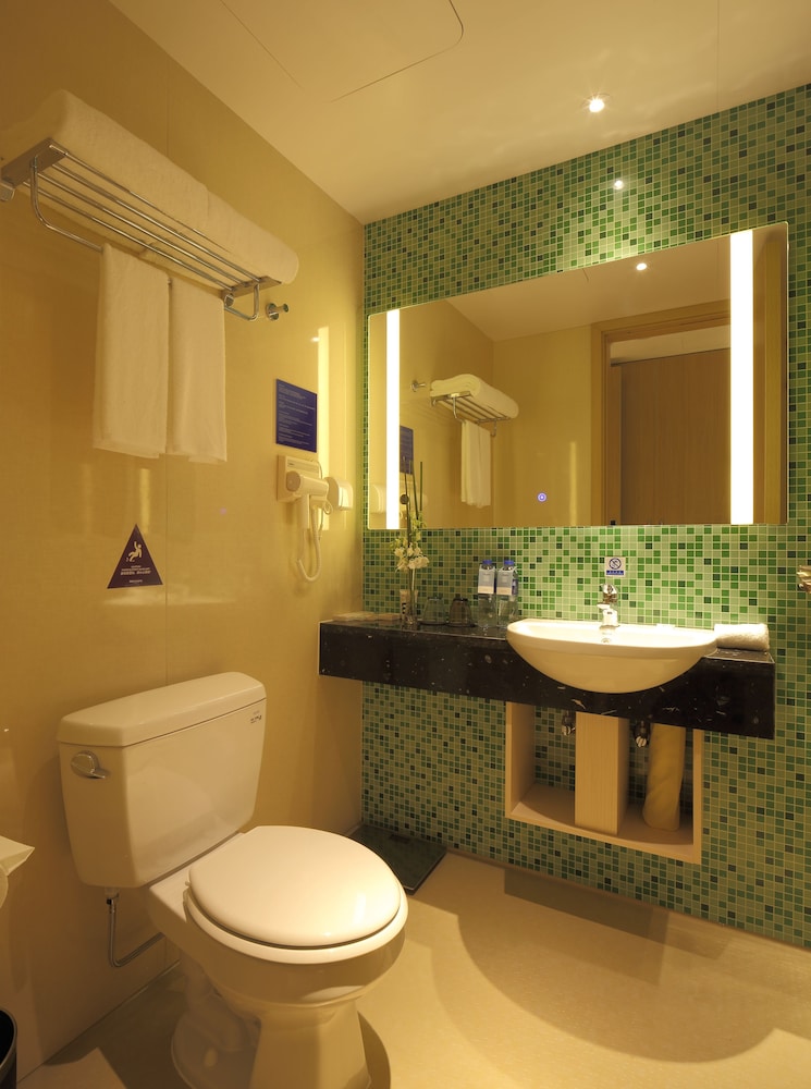 Habitación Superior con Vistas al Lago y 1 Cama Queen del hotel Mercure Nanchang Sunac. Foto 4
