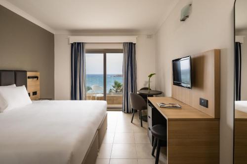 Habitación Doble Superior con vistas al mar - 1 o 2 camas del hotel Qawra Palace Resort and Spa. Foto 1
