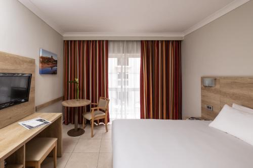 Habitación Doble Estándar con vistas laterales al mar - 1 o 2 camas del hotel Qawra Palace Resort and Spa. Foto 2