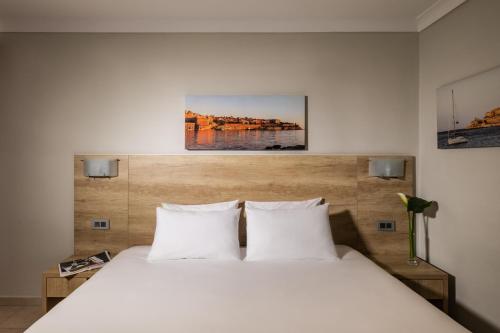 Habitación Doble Estándar con vistas laterales al mar - 1 o 2 camas del hotel Qawra Palace Resort and Spa. Foto 3