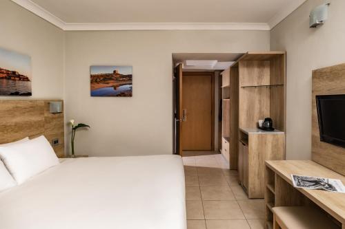 Habitación Doble Estándar con vistas laterales al mar - 1 o 2 camas del hotel Qawra Palace Resort and Spa. Foto 4