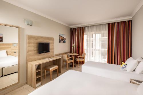 Habitación Familiar del hotel Qawra Palace Resort and Spa. Foto 3