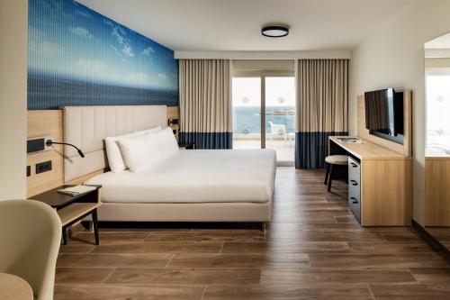 Suite con terraza del hotel Qawra Palace Resort and Spa