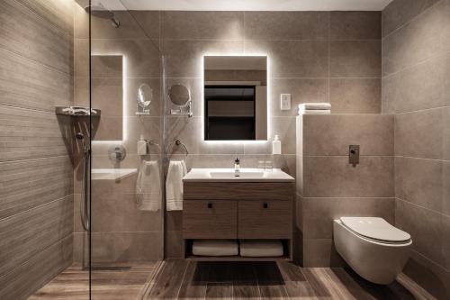Suite con terraza del hotel Qawra Palace Resort and Spa. Foto 1