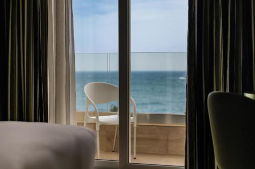 Suite con terraza del hotel Qawra Palace Resort and Spa. Foto 2