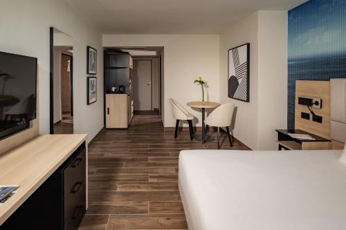 Suite con terraza del hotel Qawra Palace Resort and Spa. Foto 3