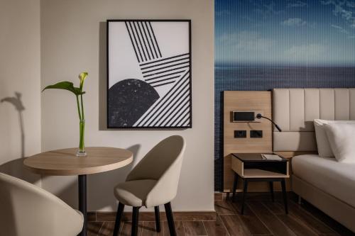 Suite con terraza del hotel Qawra Palace Resort and Spa. Foto 4