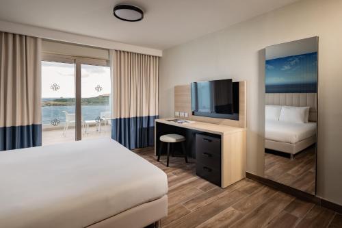 Suite Junior con vistas al mar del hotel Qawra Palace Resort and Spa. Foto 1