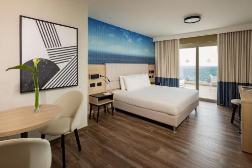Suite Junior con vistas al mar del hotel Qawra Palace Resort and Spa. Foto 4