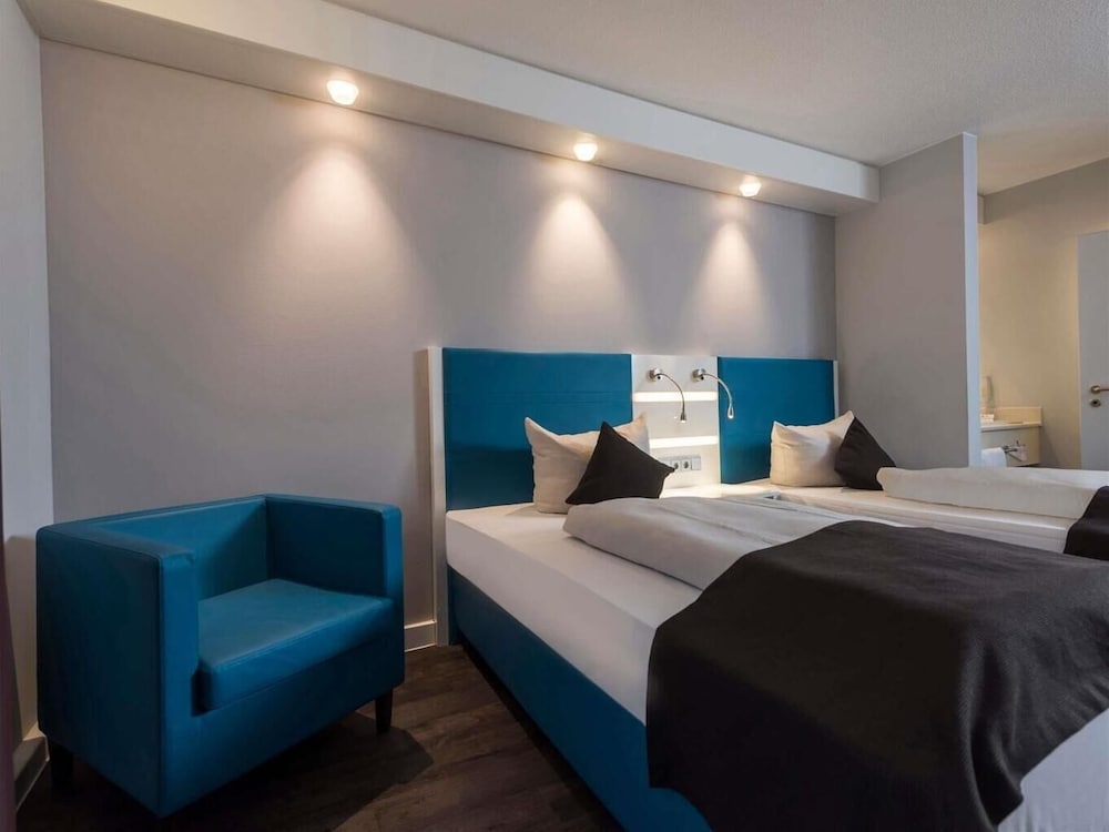 Habitación estándar con 2 camas individuales del hotel Ibis Styles Cologne Airport. Foto 1