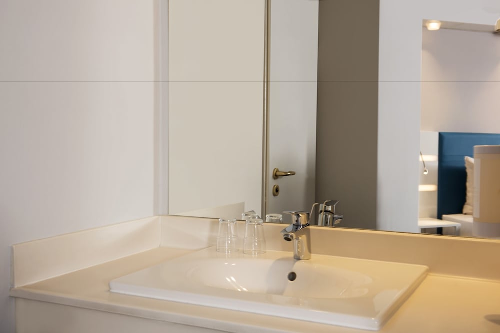 Habitación Estándar Accesible con 1 cama doble del hotel Ibis Styles Cologne Airport. Foto 9