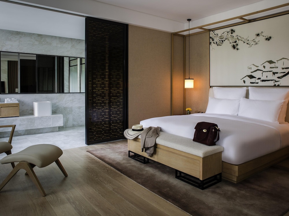 SUITE EJECUTIVA, BENEFICIOS DEL SALÓN, 1 CAMA KING SIZE, VISTAS AL LAGO del hotel Pullman Zhouzhuang