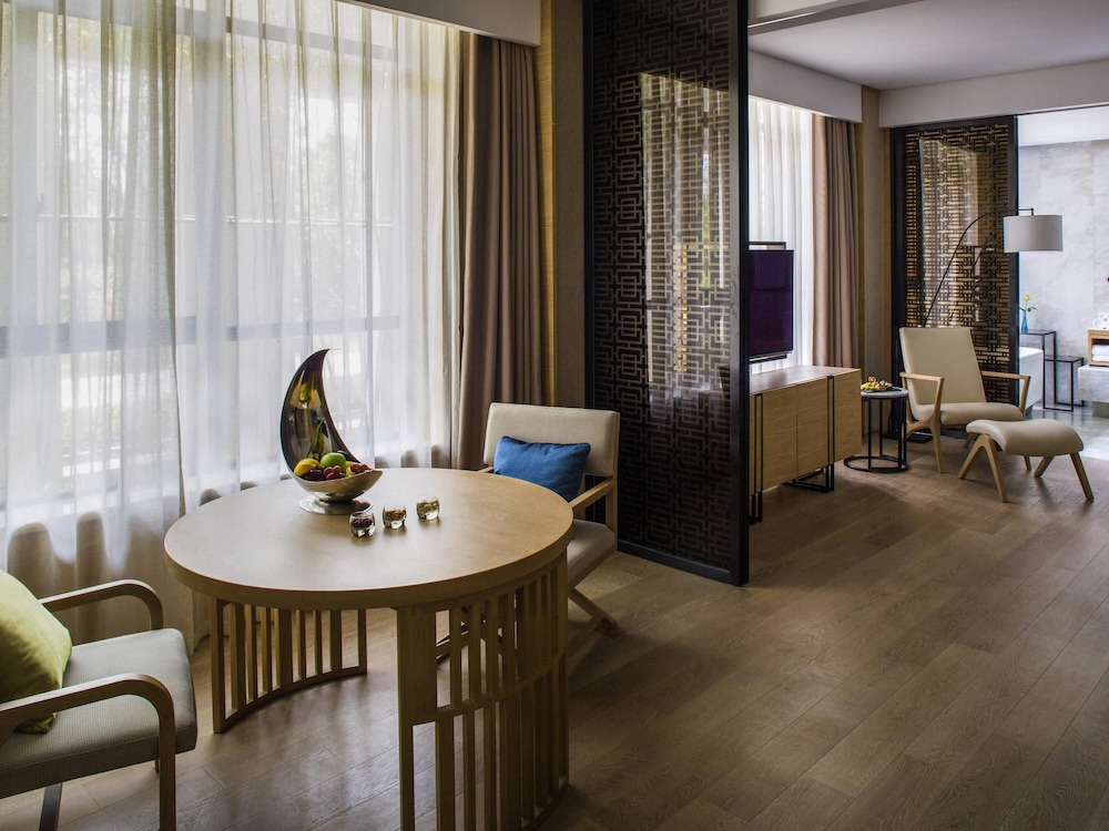 SUITE EJECUTIVA, BENEFICIOS DEL SALÓN, 1 CAMA KING SIZE, VISTAS AL LAGO del hotel Pullman Zhouzhuang. Foto 1