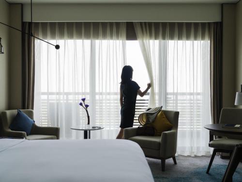HABITACIÓN DELUXE PREMIUM, 1 Cama King y 1 Cama Individual del hotel Pullman Zhouzhuang