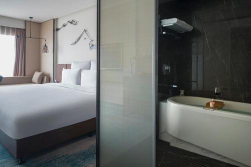 HABITACIÓN DELUXE PREMIUM, 1 Cama King y 1 Cama Individual del hotel Pullman Zhouzhuang. Foto 4