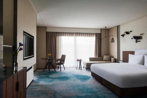 HABITACIÓN DELUXE PREMIUM, 1 Cama King y 1 Cama Individual del hotel Pullman Zhouzhuang. Foto 5