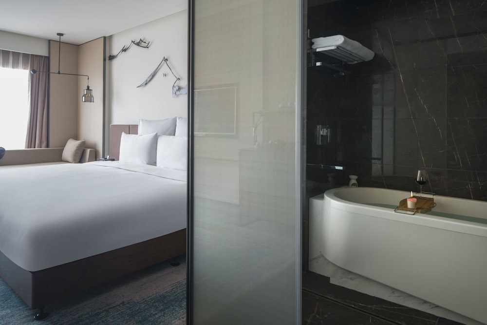 HABITACIÓN DELUXE EJECUTIVA, BENEFICIOS DEL SALÓN, 1 CAMA KING SIZE, VISTAS AL LAGO O AL PARQUE del hotel Pullman Zhouzhuang. Foto 2