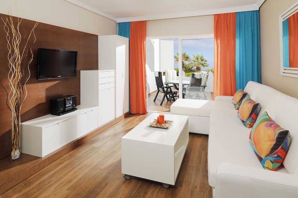 Apartamento de 1 dormitorio con vistas a la piscina o al mar del hotel Regency Torviscas Apartments Suites. Foto 5