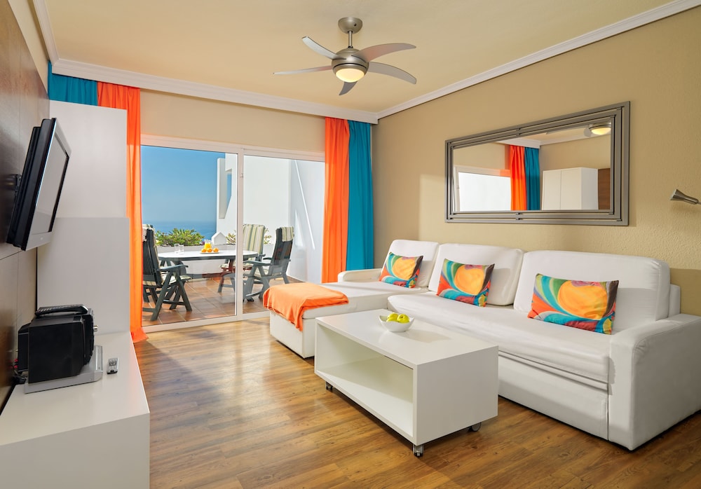 Estudio con terraza del hotel Regency Torviscas Apartments Suites. Foto 3
