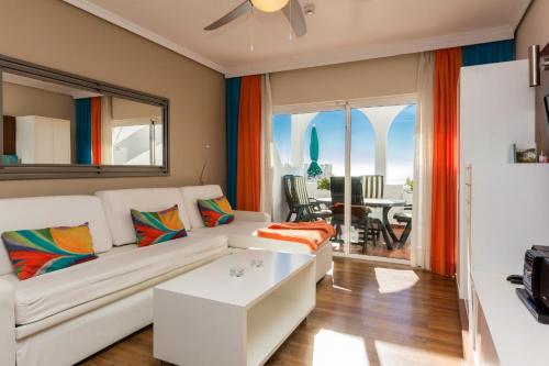 Apartamento de 1 dormitorio con vistas a la piscina o al mar del hotel Regency Torviscas Apartments Suites. Foto 3