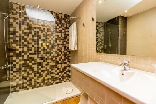 Apartamento de 1 dormitorio con vistas a la piscina o al mar del hotel Regency Torviscas Apartments Suites. Foto 5