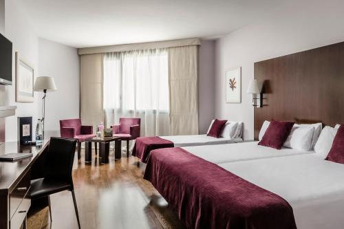 Habitación Doble con cama supletoria del hotel Eurostars Reina Felicia. Foto 1