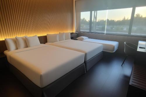 Habitación Triple Deluxe del hotel Barcelona Airport