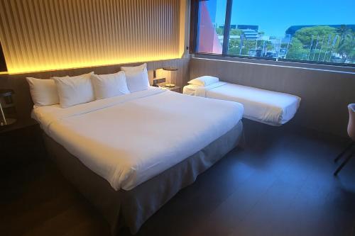 Habitación Triple Deluxe del hotel Barcelona Airport. Foto 2