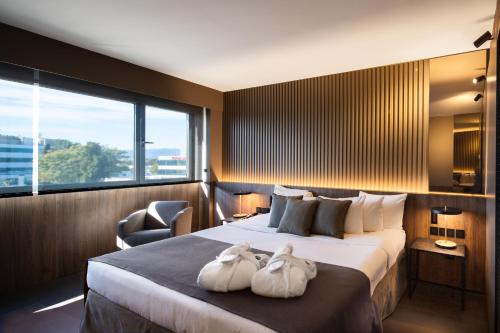 Habitación Executive con cama extragrande del hotel Barcelona Airport. Foto 1