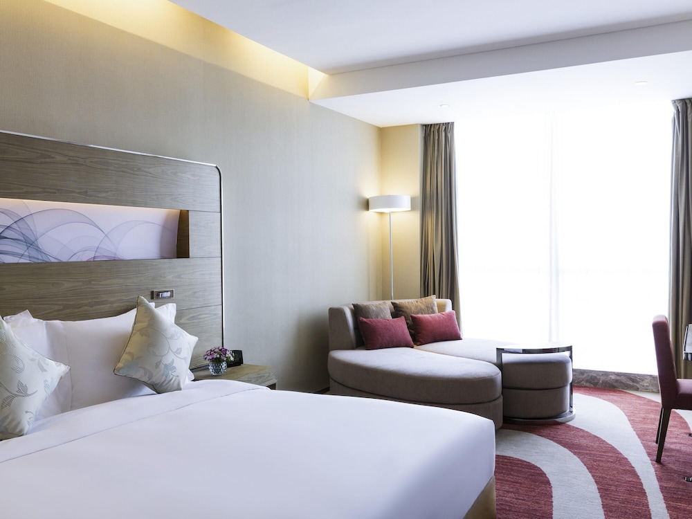 Habitación familiar, 1 cama de matrimonio grande con sofá cama del hotel Novotel Rizhao Suning
