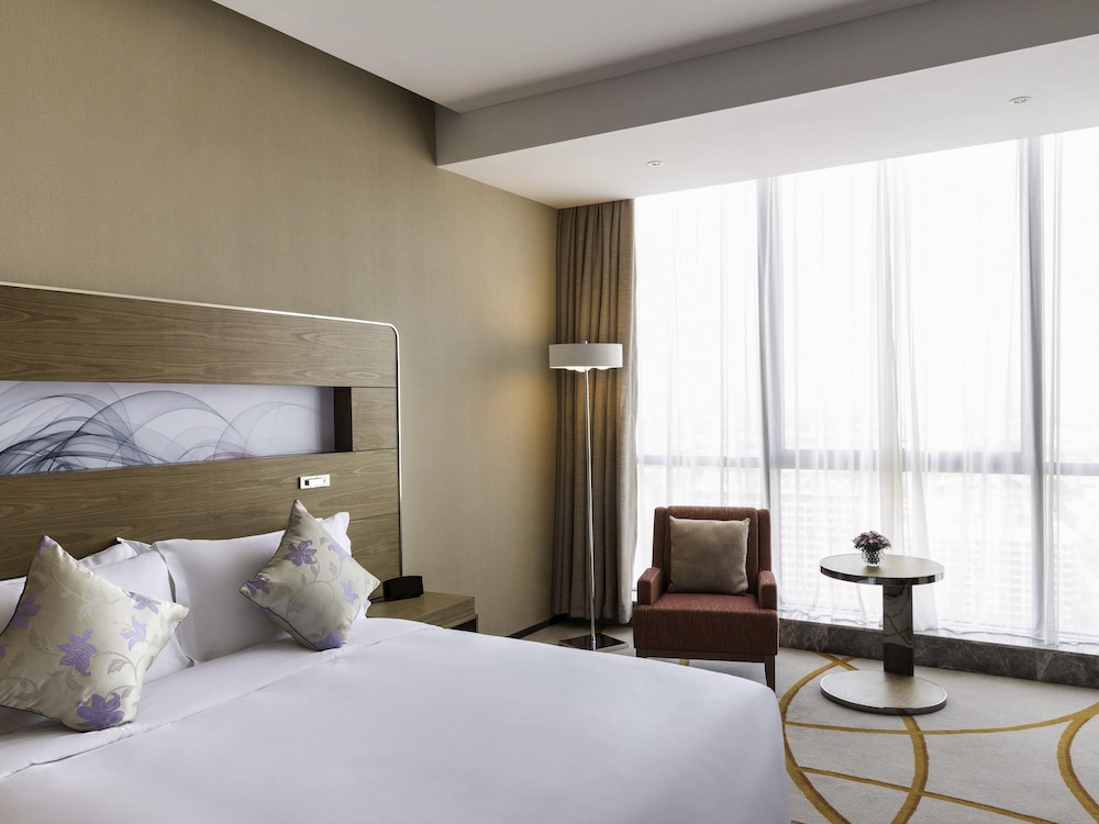 Habitación ejecutiva, 1 cama de matrimonio grande del hotel Novotel Rizhao Suning. Foto 5