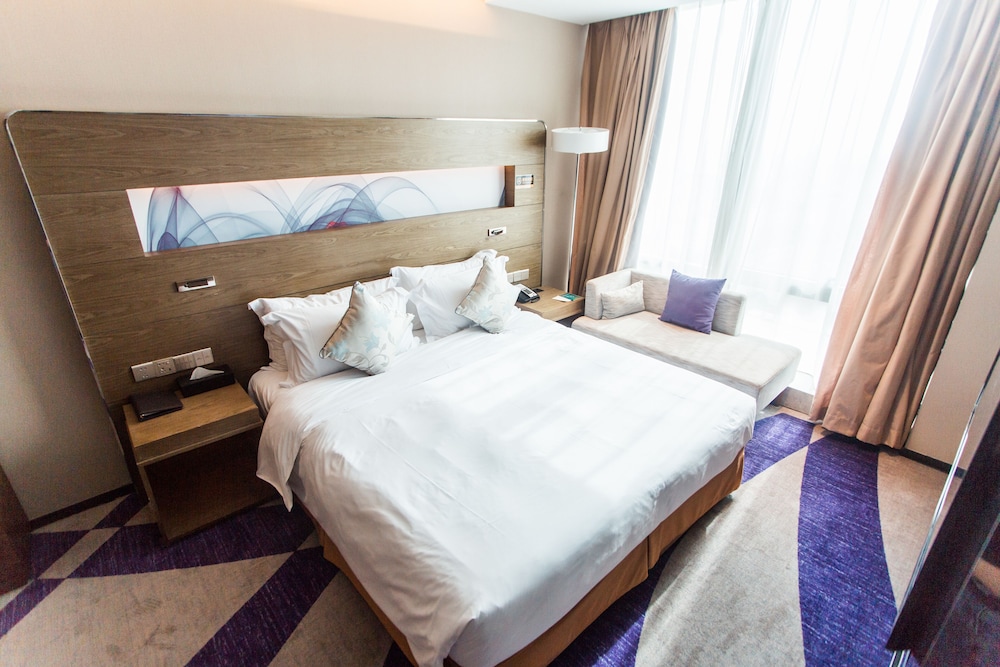 Habitación familiar, 1 cama de matrimonio grande con sofá cama del hotel Novotel Rizhao Suning. Foto 4
