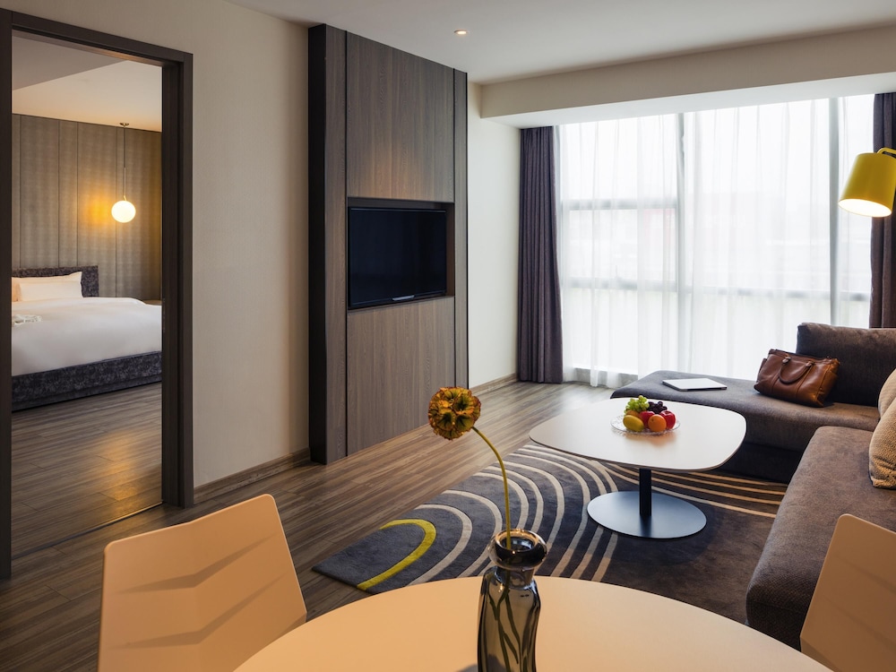 Habitación Deluxe con 1 cama king size del hotel Mercure Shanghai Hongqiao South. Foto 1