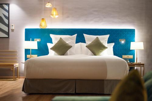 Habitación Deluxe con vistas a la piscina del hotel Barcelo Anfa Casablanca. Foto 4