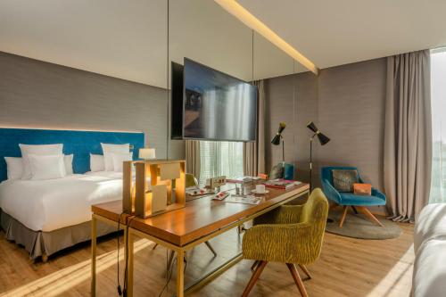Habitación Deluxe con vistas a la piscina del hotel Barcelo Anfa Casablanca. Foto 4