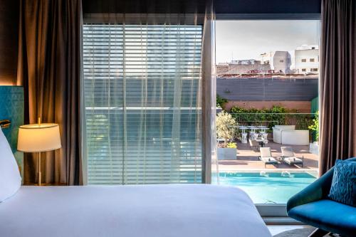 Habitación Deluxe con vistas a la piscina del hotel Barcelo Anfa Casablanca. Foto 6