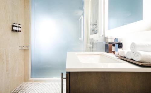Habitación Premium con cama grande del hotel Iberostar Waves Miami Beach